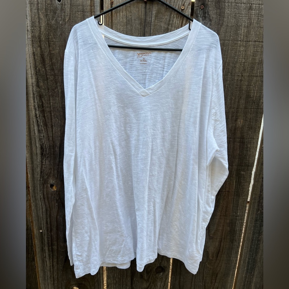 NWOT Arizona Jeans plus size lightweight v-neck long sleeve tee